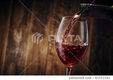 Pour wine 81551582