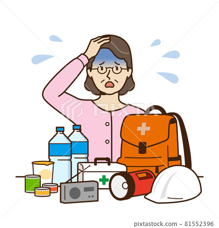 老婦人在防災物資前抱頭 老婦人在防災物資前抱頭 81552396