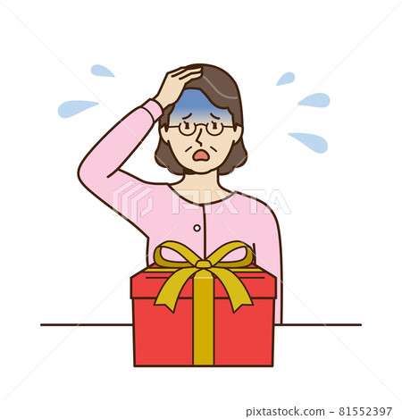 拿著她的頭在禮物前面的年長婦女 81552397