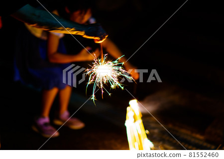 夜晚的手持煙花 夜晚的手持煙花 81552460