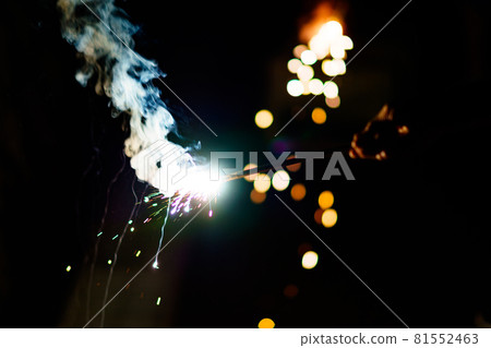 夜晚的手持煙花 夜晚的手持煙花 81552463