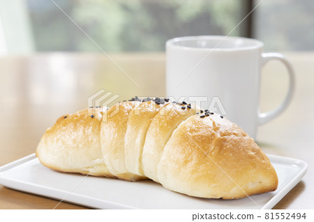 Anpan and coffee 81552494