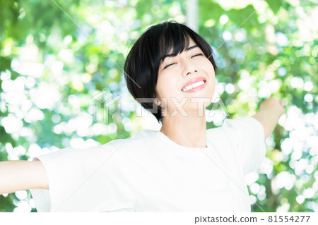 A woman bathing in the fresh green morning sun 81554277