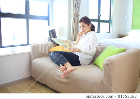 woman read the document detail woman read the document detail 81555168