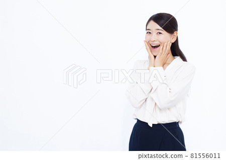 A business woman in her thirties who is surprised with a smile 81556011