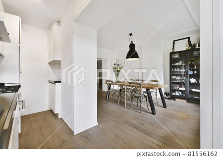 Beautiful and spacious kitchen in an elegant home Beautiful and spacious kitchen in an elegant home 81556162