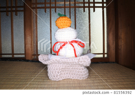 Kagami mochi knitted with yarn, New Year decoration Kagami mochi knitted with yarn, New Year decoration 81556392