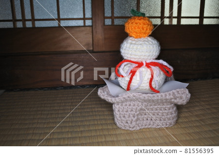 Kagami mochi knitted with yarn, New Year decoration Kagami mochi knitted with yarn, New Year decoration 81556395