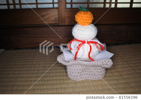 Kagami mochi knitted with yarn, New Year decoration 81556396