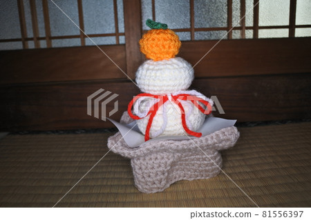 Kagami mochi knitted with yarn, New Year decoration Kagami mochi knitted with yarn, New Year decoration 81556397