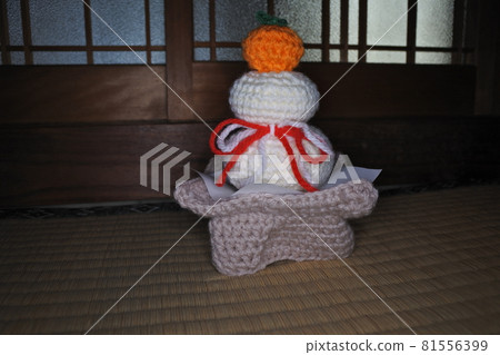 Kagami mochi knitted with yarn, New Year decoration Kagami mochi knitted with yarn, New Year decoration 81556399