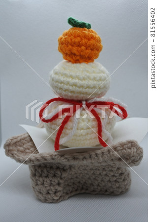 Kagami mochi knitted with yarn, New Year decoration Kagami mochi knitted with yarn, New Year decoration 81556402