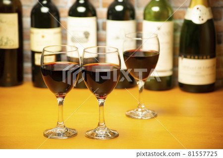 櫃檯前一字排開的酒杯 81557725