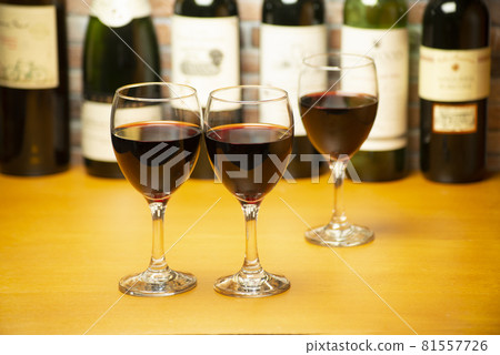 櫃檯前一字排開的酒杯 81557726