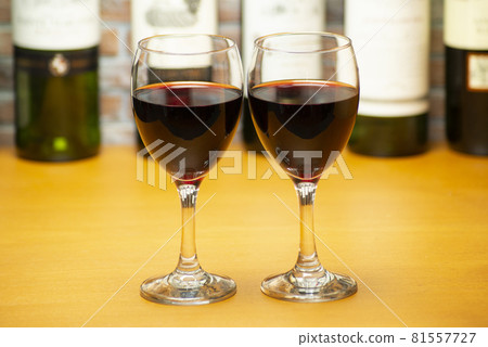 櫃檯前一字排開的酒杯 81557727