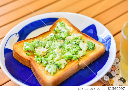 Broccoli cream cheese toast Broccoli cream cheese toast 81560097