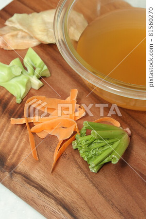 蔬菜湯 81560270