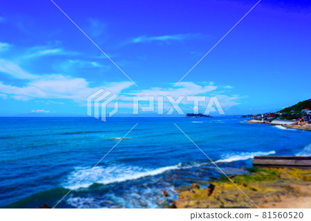 從陽光明媚的稻村崎看湘南海灘和江之島的景色 81560520