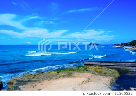 從陽光明媚的稻村崎看湘南海灘和江之島的景色 81560522
