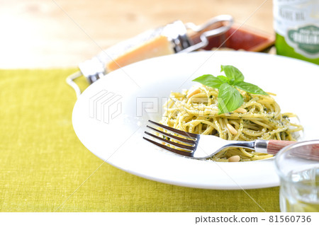 意大利面熱那亞、熱那亞醬、羅勒醬、羅勒和松子和奶酪意大利面。 81560736