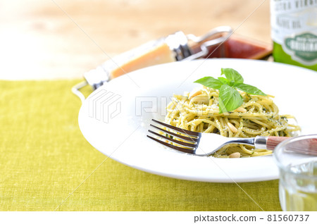 意大利面熱那亞、熱那亞醬、羅勒醬、羅勒和松子和奶酪意大利面。 意大利面熱那亞、熱那亞醬、羅勒醬、羅勒和松子和奶酪意大利面。 81560737