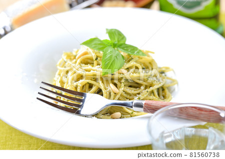 意大利面熱那亞、熱那亞醬、羅勒醬、羅勒和松子和奶酪意大利面。 81560738