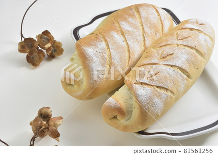 新鮮美味的自製法式脆皮麵包 81561256