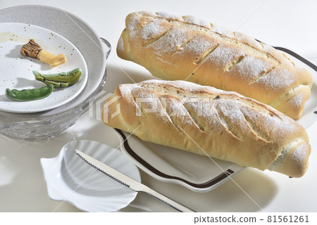 新鮮美味的自製法式脆皮麵包 81561261