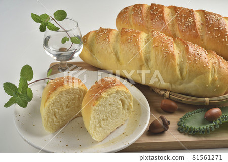 新鮮美味的自製法式脆皮麵包 81561271