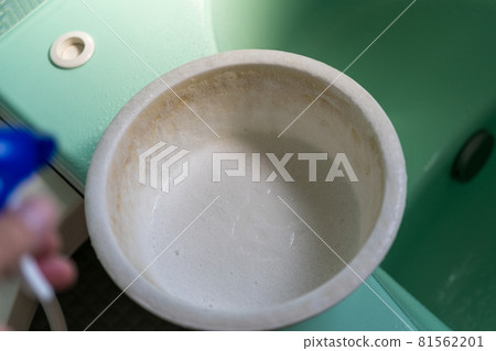 Water stain in the bathtub 81562201