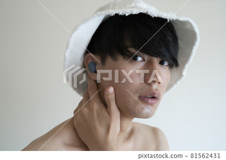 帶無線耳機的男士 81562431