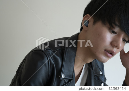 帶無線耳機的男士 81562434