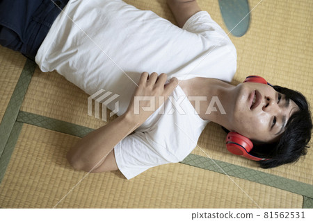 Wireless headphones and men 81562531