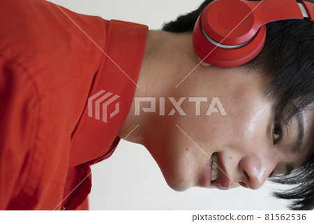 無線耳機和男人 無線耳機和男人 81562536