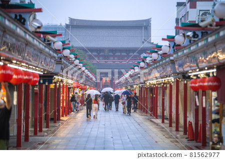 日本東京城市景觀 超過 150 萬人,日本累計感染人數。關門大吉,雨中游客……= 9月1日,淺草寺 日本東京城市景觀 超過 150 萬人,日本累計感染人數。關門大吉,雨中游客……= 9月1日,淺草寺 81562977