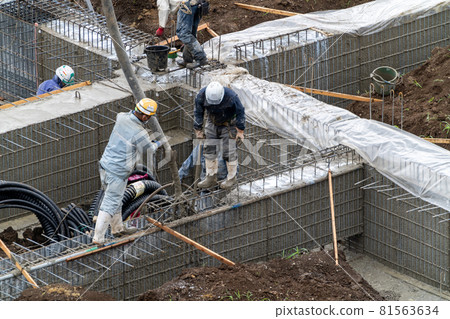 Construction work, concrete placement, rod-shaped vibrator, wall driving 81563634