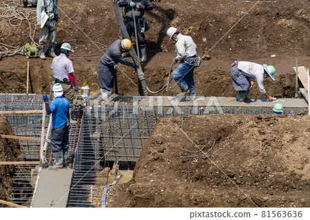 Construction work, concrete placement, rod-shaped vibrator, wall driving 81563636