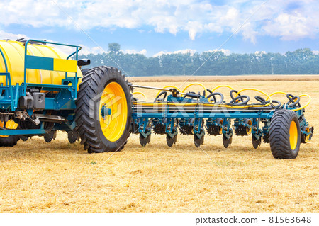 The seeder for precision seeding and fertilization is used in the agricultural industry as an advanced technology of modern agribusiness. The seeder for precision seeding and fertilization is used in the agricultural industry as an advanced technology of modern agribusiness. 81563648