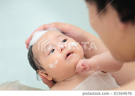 Daddy bathing a baby Daddy bathing a baby 81564676