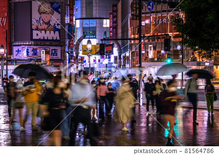 日本東京城市景觀 超過 150 萬人，日本累計感染人數。 22:00以後，很多人甚至冒雨出來...... = 9月1日，澀谷 81564786