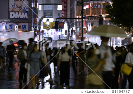 日本東京城市景觀 超過 150 萬人，日本累計感染人數。 22:00以後，很多人甚至冒雨出來...... = 9月1日，澀谷 81564787