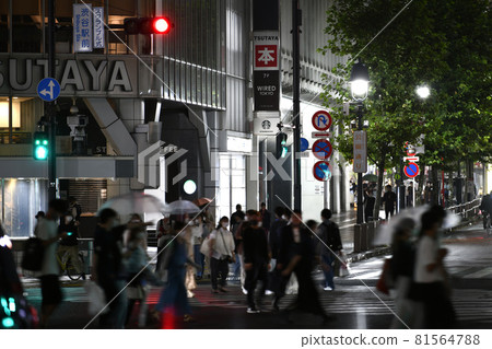 日本東京城市景觀 超過 150 萬人,日本累計感染人數。 22:00以後,很多人甚至冒雨出來...... = 9月1日,澀谷 日本東京城市景觀 超過 150 萬人,日本累計感染人數。 22:00以後,很多人甚至冒雨出來...... = 9月1日,澀谷 81564788