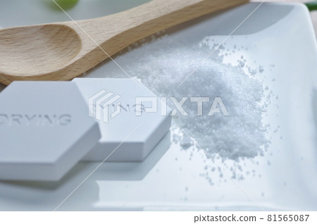 Diatomaceous earth and salt Diatomaceous earth and salt 81565087