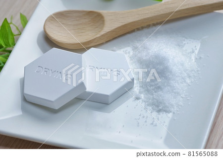 Diatomaceous earth and salt Diatomaceous earth and salt 81565088