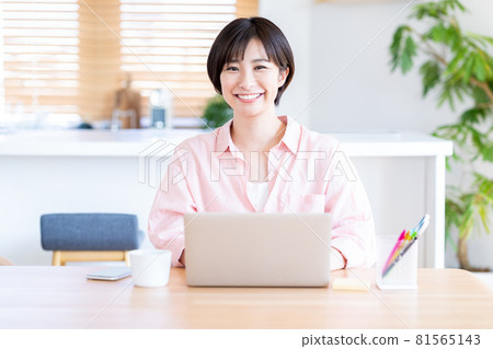 一個女人在客廳裡做遠程辦公 一個女人在客廳裡做遠程辦公 81565143