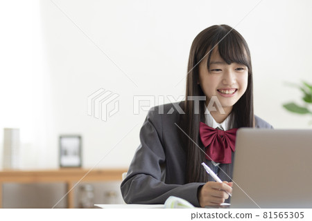 Junior high school students taking online classes 81565305