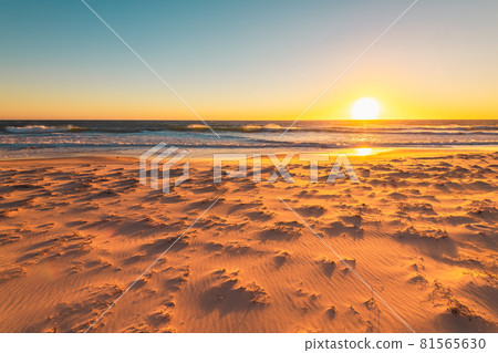 Maslin beach at windy winter sunset Maslin beach at windy winter sunset 81565630
