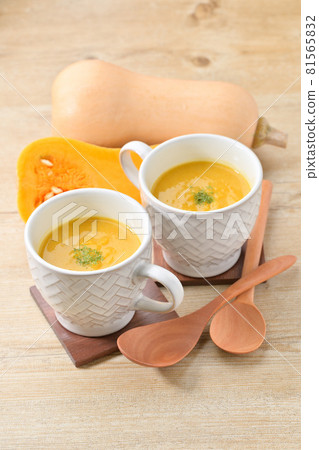 南瓜（胡桃南瓜）湯濃湯。蔬菜湯。 81565832