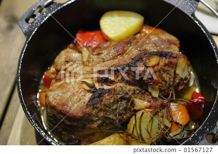 Dutch Oven Cuisine 81567127