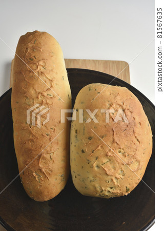 新鮮美味自製的脆皮麵包 81567635